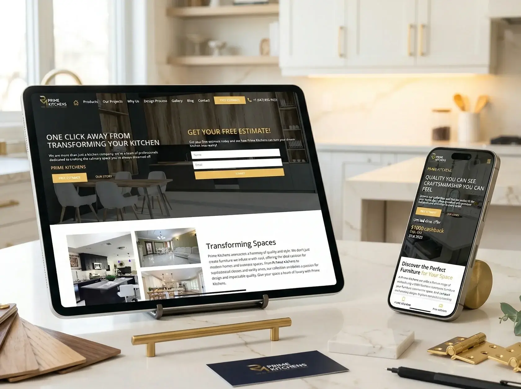 Site Web de Prime Kitchens sur un ordinateur portable et une tablette, dans une cuisine terminée