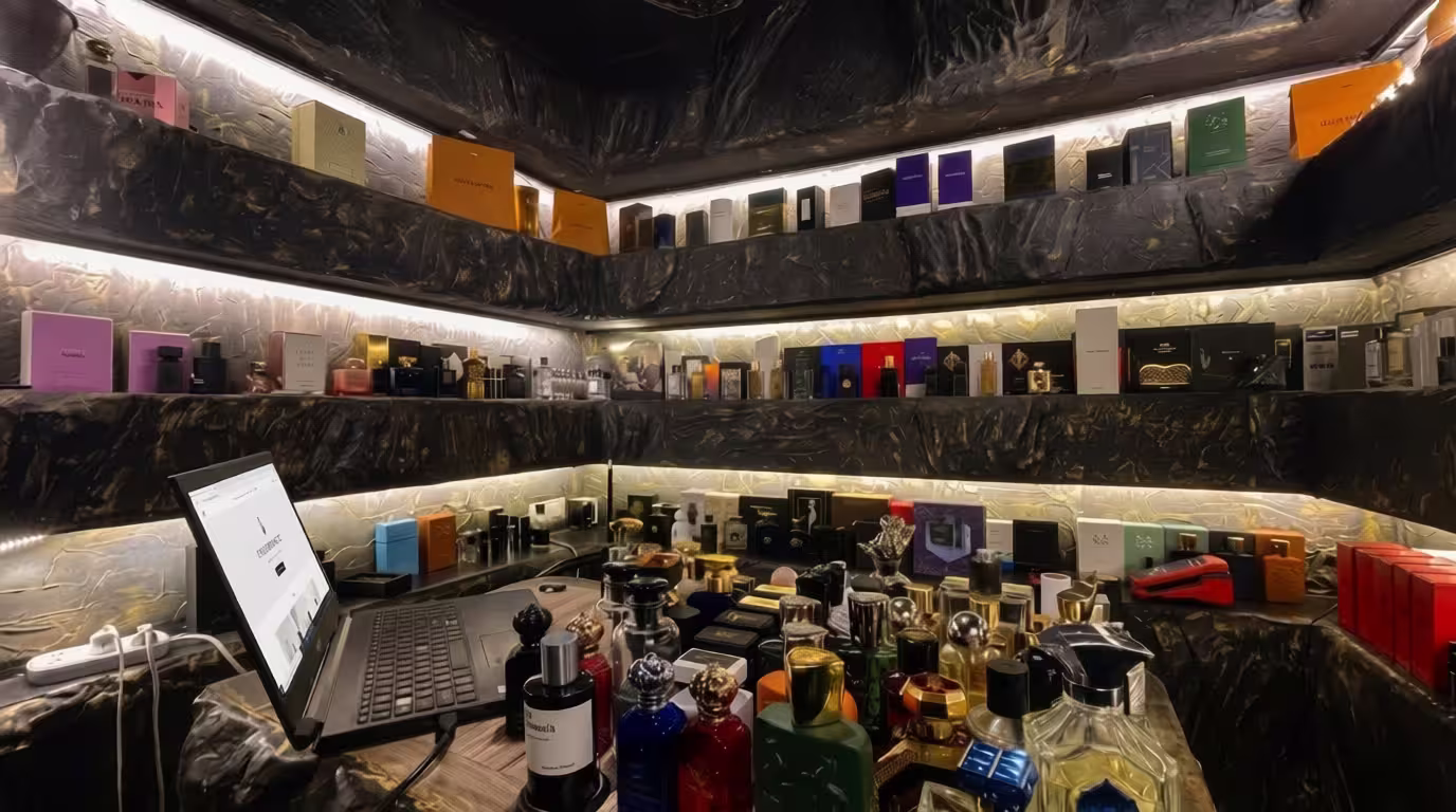 Полки с флаконами оригинального нишевого парфюма в магазине Juparfume
