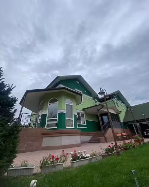 Покрашенный фасад частного дома
